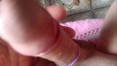 Хөхөөрөө, нохойтойгоо тоглож байна